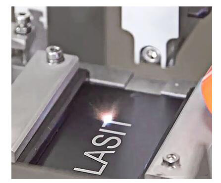 激光打標(biāo)由于穿透材料表面深度更小，因此相比激光雕刻耗時(shí)更少，jiag速度更快